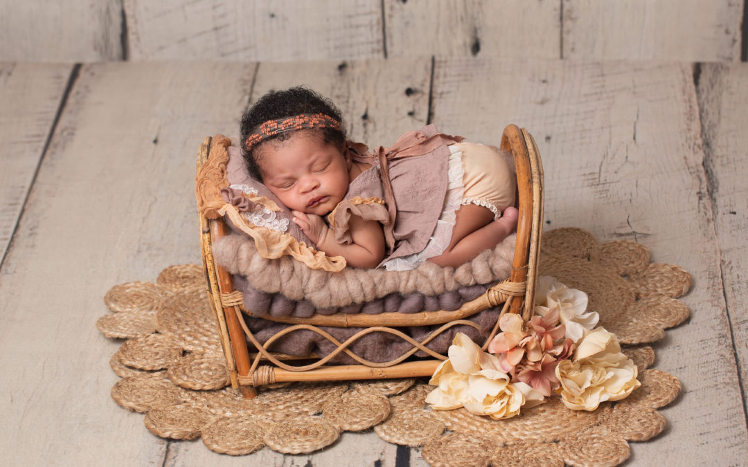 Posed vs Lifestyle Newborn Photography: Capturing Precious Moments